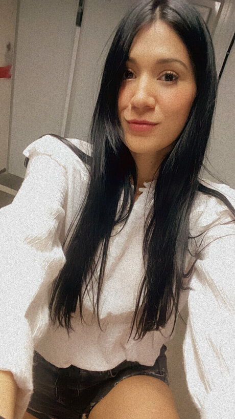 Naakte gelekte OnlyFans-foto van Yami