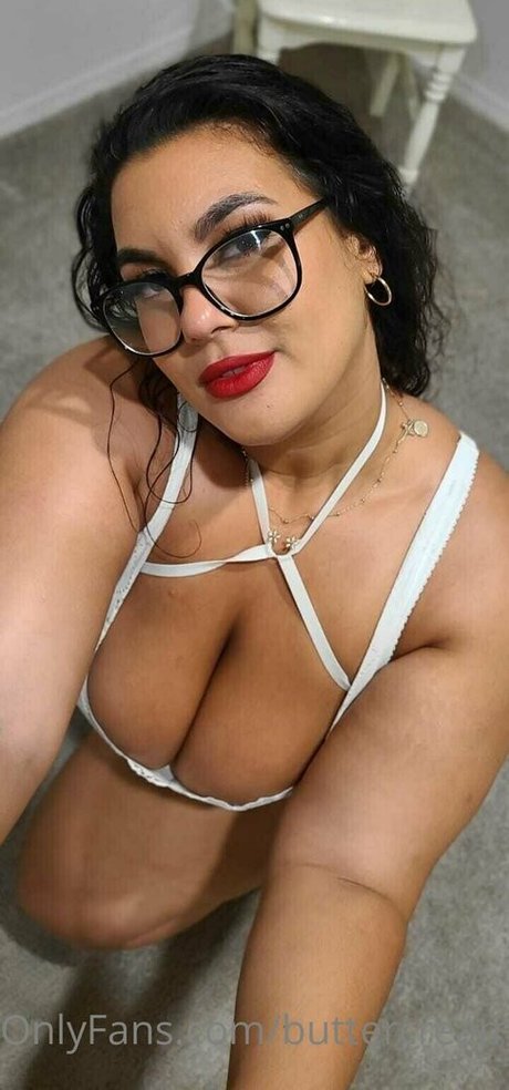 Naakte gelekte OnlyFans-foto van Buttercream19