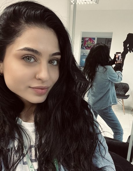 Naakte gelekte OnlyFans-foto van Crewkaarina