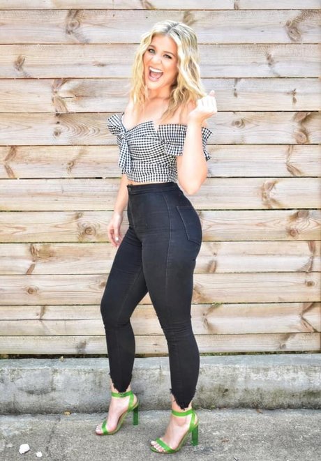 Naakte gelekte OnlyFans-foto van Lauren Alaina