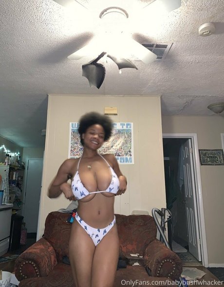 Naakte gelekte OnlyFans-foto van Bush Baby