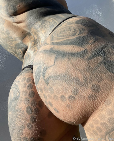 Naakte gelekte OnlyFans-foto van Bee Phillips