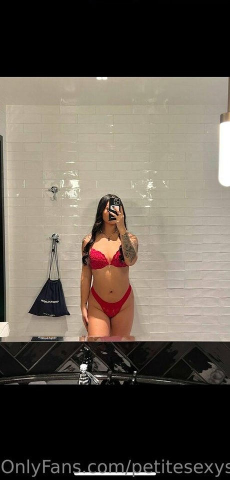 Naakte gelekte OnlyFans-foto van Petitesexysilje