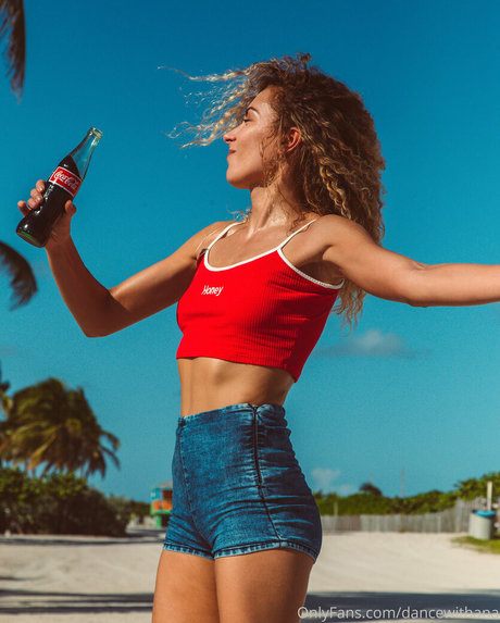Naakte gelekte OnlyFans-foto van Dancewithana