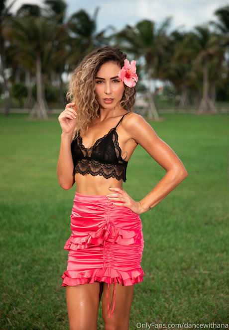 Naakte gelekte OnlyFans-foto van Dancewithana