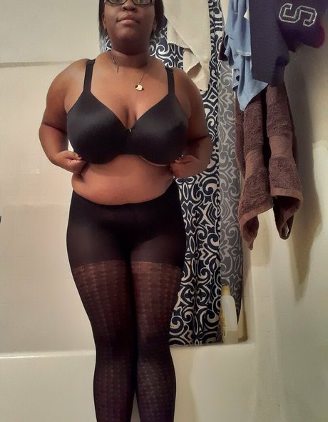 Naakte gelekte OnlyFans-foto van Babyusagifree