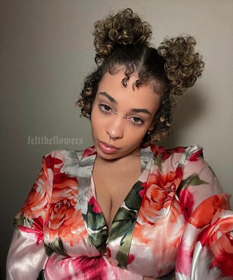 Naakte gelekte OnlyFans-foto van Flowers