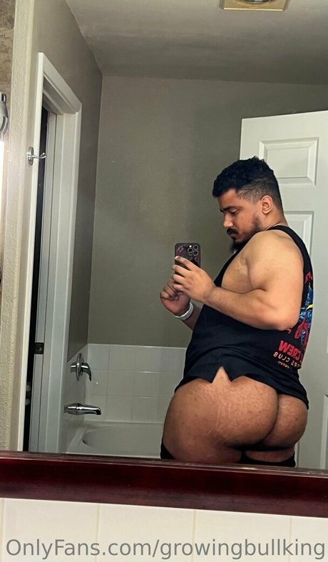 Naakte gelekte OnlyFans-foto van Growingbullking