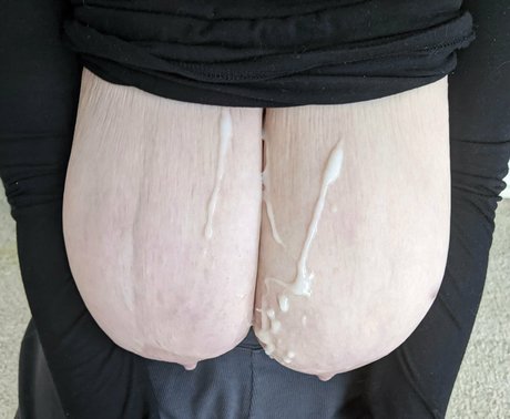 Naakte gelekte OnlyFans-foto van Bigboobscouple