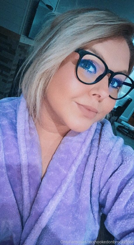 Naakte gelekte OnlyFans-foto van Xxxhookedonbrookefree