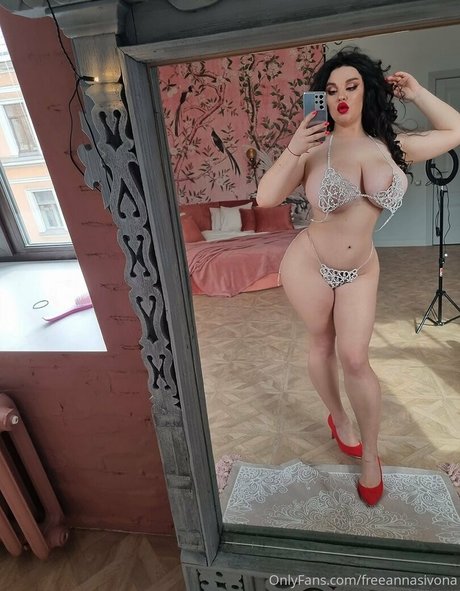 Naakte gelekte OnlyFans-foto van Freeannasivona
