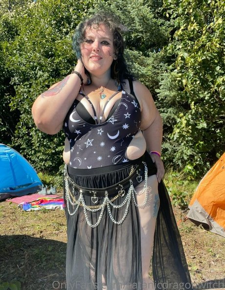 Naakte gelekte OnlyFans-foto van Satanicdragonwitch