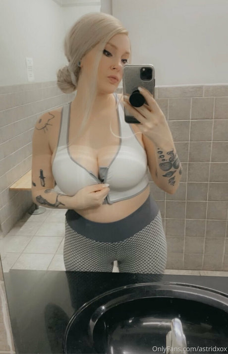 Naakte gelekte OnlyFans-foto van Thewhitakersisters