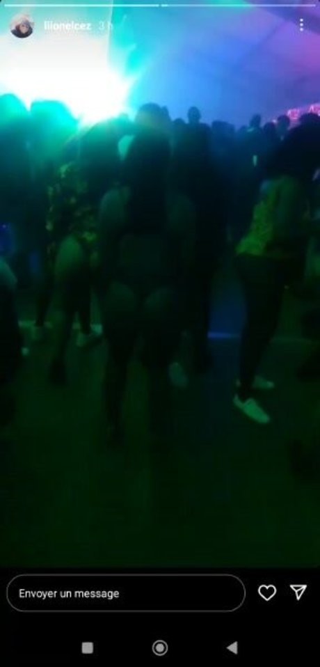 Naakte gelekte OnlyFans-foto van Nude Antilles
