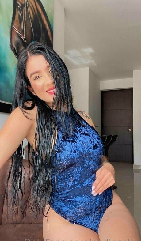 Naakte gelekte OnlyFans-foto van Nadinselin