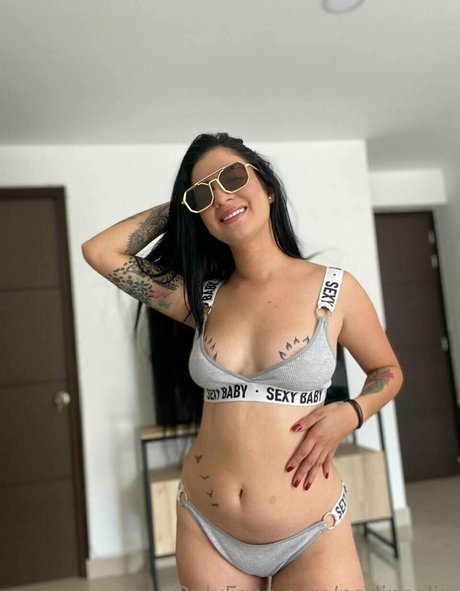 Naakte gelekte OnlyFans-foto van Nadinselin