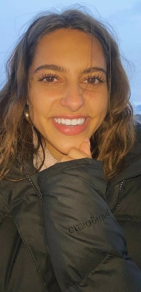 Naakte gelekte OnlyFans-foto van Renee Maudlena Noe