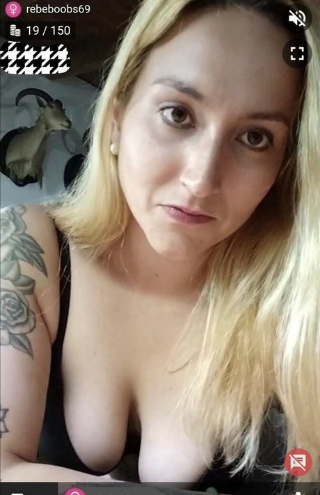 Naakte gelekte OnlyFans-foto van Rebeboobs69