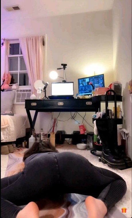 Naakte gelekte OnlyFans-foto van Breielle