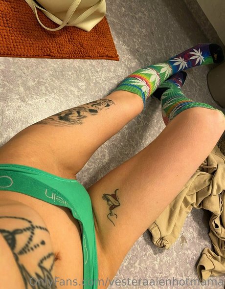 Naakte gelekte OnlyFans-foto van Vesteraalenhotmama
