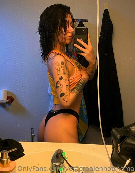 Naakte gelekte OnlyFans-foto van Vesteraalenhotmama