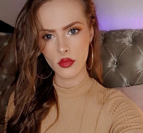 Naakte gelekte OnlyFans-foto van Nikki Harper
