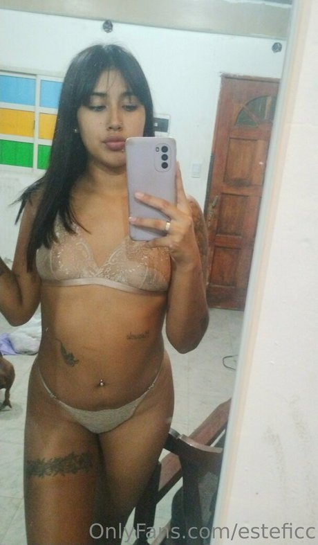 Naakte gelekte OnlyFans-foto van Esteficc