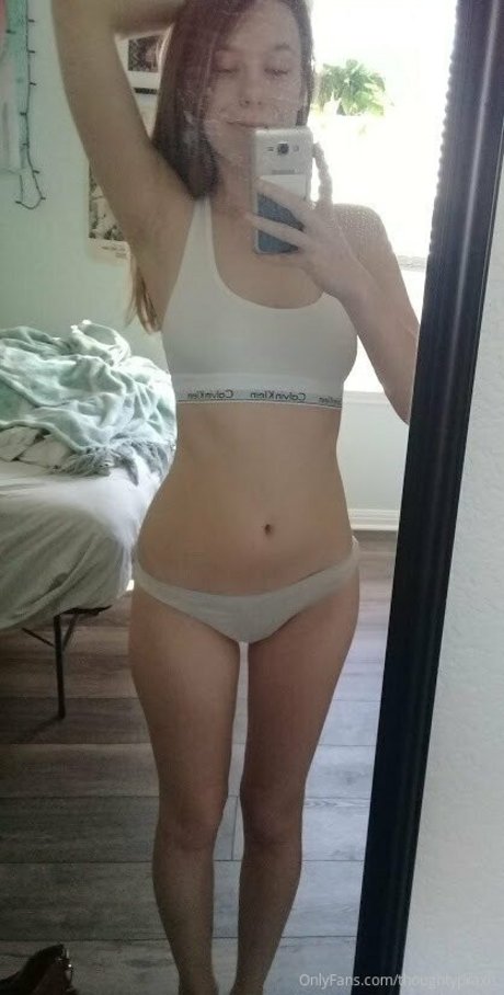 Naakte gelekte OnlyFans-foto van Thoughtypraxis