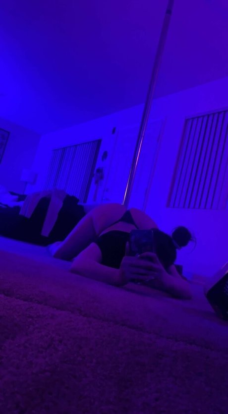 Naakte gelekte OnlyFans-foto van Brelynn