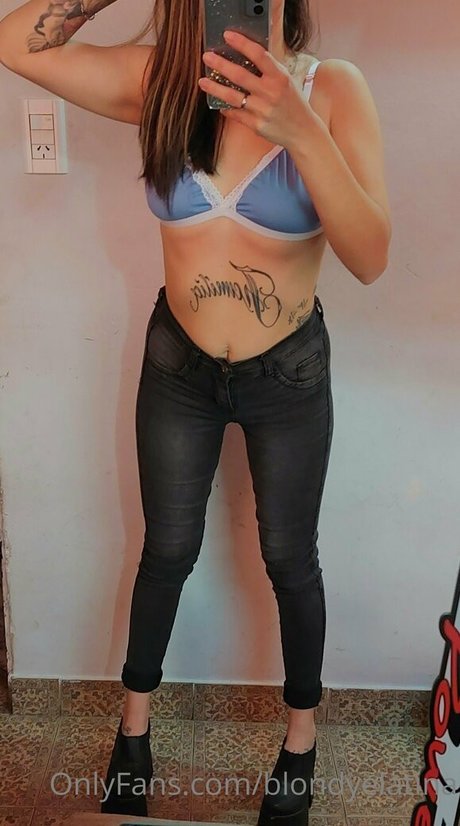 Naakte gelekte OnlyFans-foto van Vallatina
