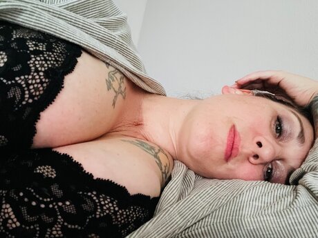 Naakte gelekte OnlyFans-foto van Darkhairedtemptress
