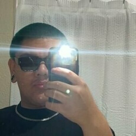 Naakte gelekte OnlyFans-foto van Yunglatino18