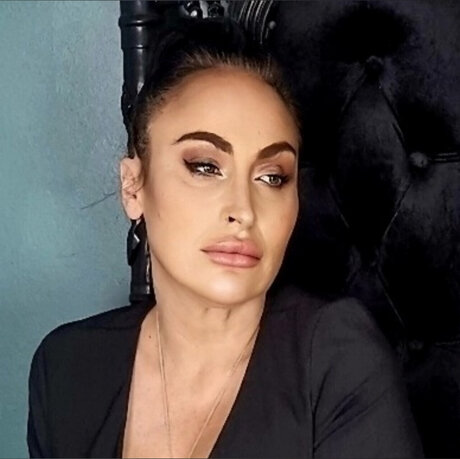 Naakte gelekte OnlyFans-foto van Themodernwife