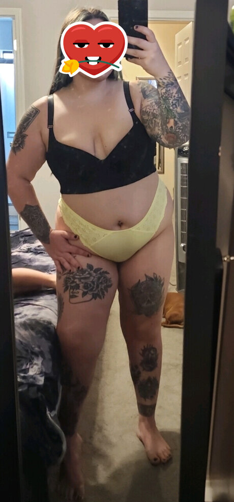 Naakte gelekte OnlyFans-foto van Goth Mommy