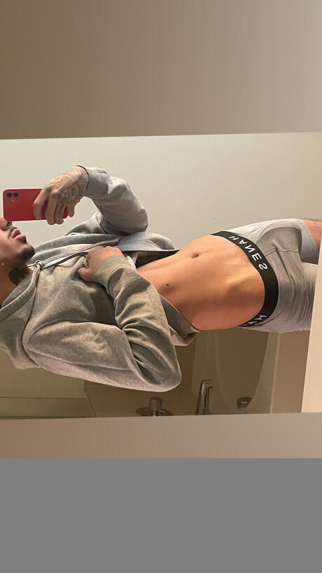 Naakte gelekte OnlyFans-foto van Youluvgab3