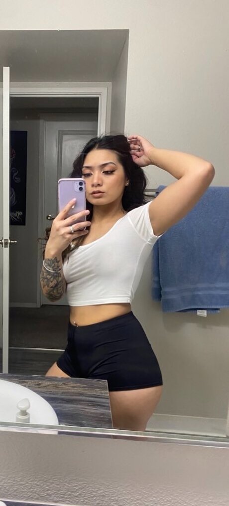 Naakte gelekte OnlyFans-foto van Shyghuirl
