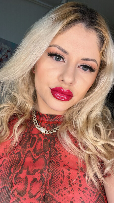 Naakte gelekte OnlyFans-foto van Janelle Brown