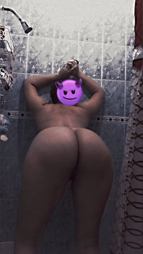 Naakte gelekte OnlyFans-foto van Kuronekoyouwife
