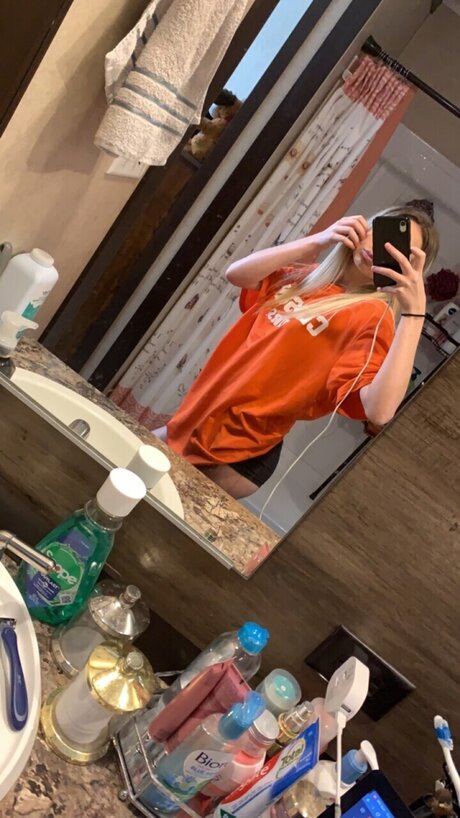 Naakte gelekte OnlyFans-foto van Emily