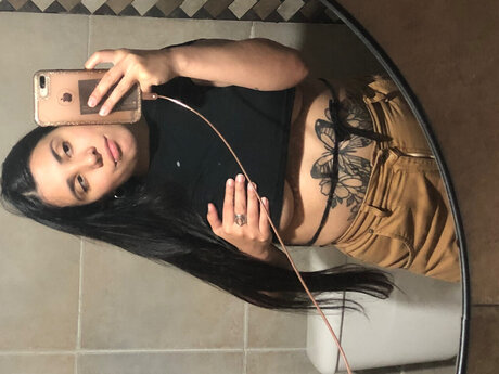 Naakte gelekte OnlyFans-foto van Atenea