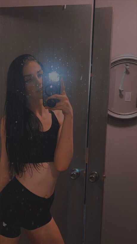 Naakte gelekte OnlyFans-foto van May Foxx