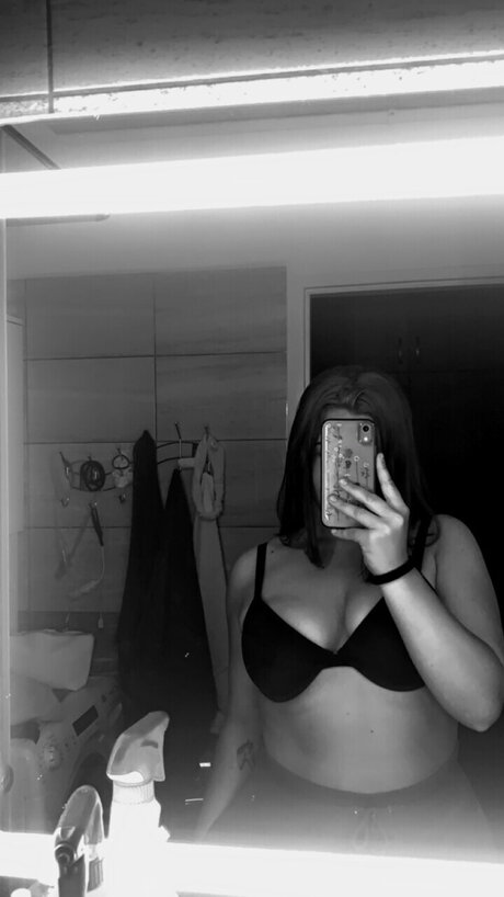 Naakte gelekte OnlyFans-foto van Terina