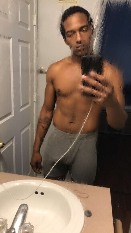 Naakte gelekte OnlyFans-foto van Kingnate