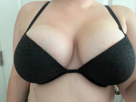 Naakte gelekte OnlyFans-foto van Krissy