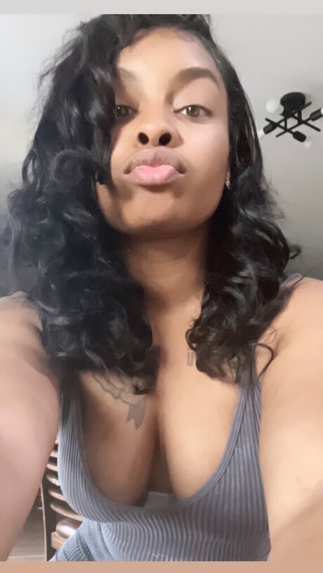 Naakte gelekte OnlyFans-foto van Lola Skye