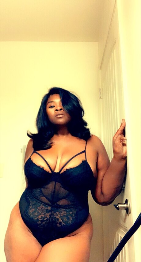 Naakte gelekte OnlyFans-foto van Chocahontas