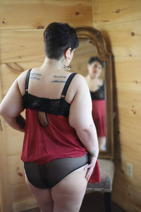 Naakte gelekte OnlyFans-foto van Buxom Booty