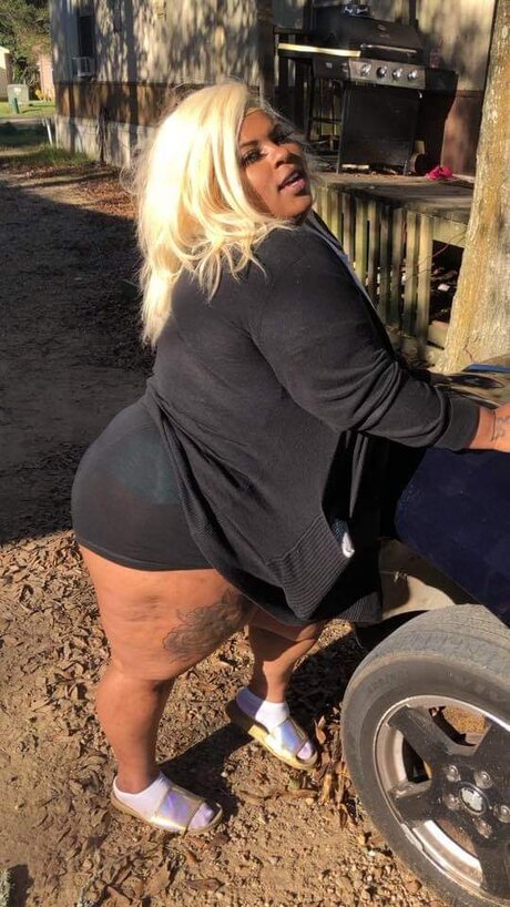 Naakte gelekte OnlyFans-foto van Ariane Encalade