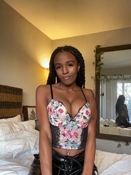 Naakte gelekte OnlyFans-foto van Breezy