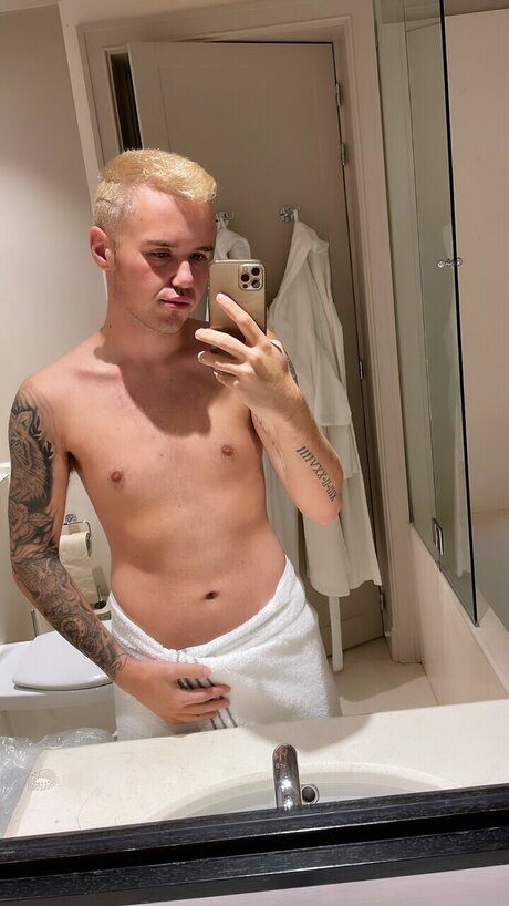 Naakte gelekte OnlyFans-foto van Verse98